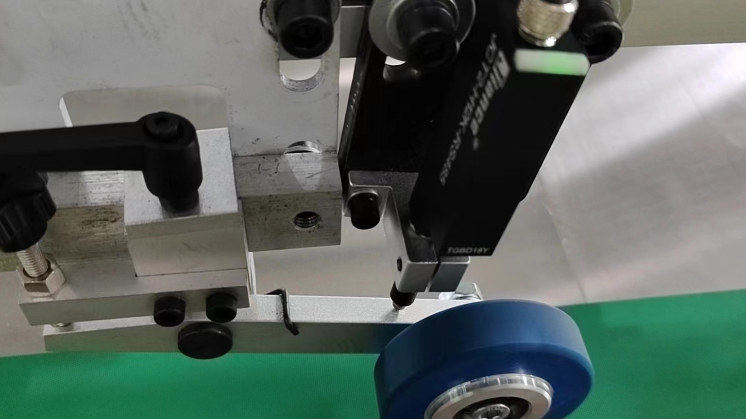 JIANCE接觸位移傳感器JCT2-H12K-RS485應(yīng)對(duì)包邊物料單雙張厚度檢測(cè)應(yīng)用分享